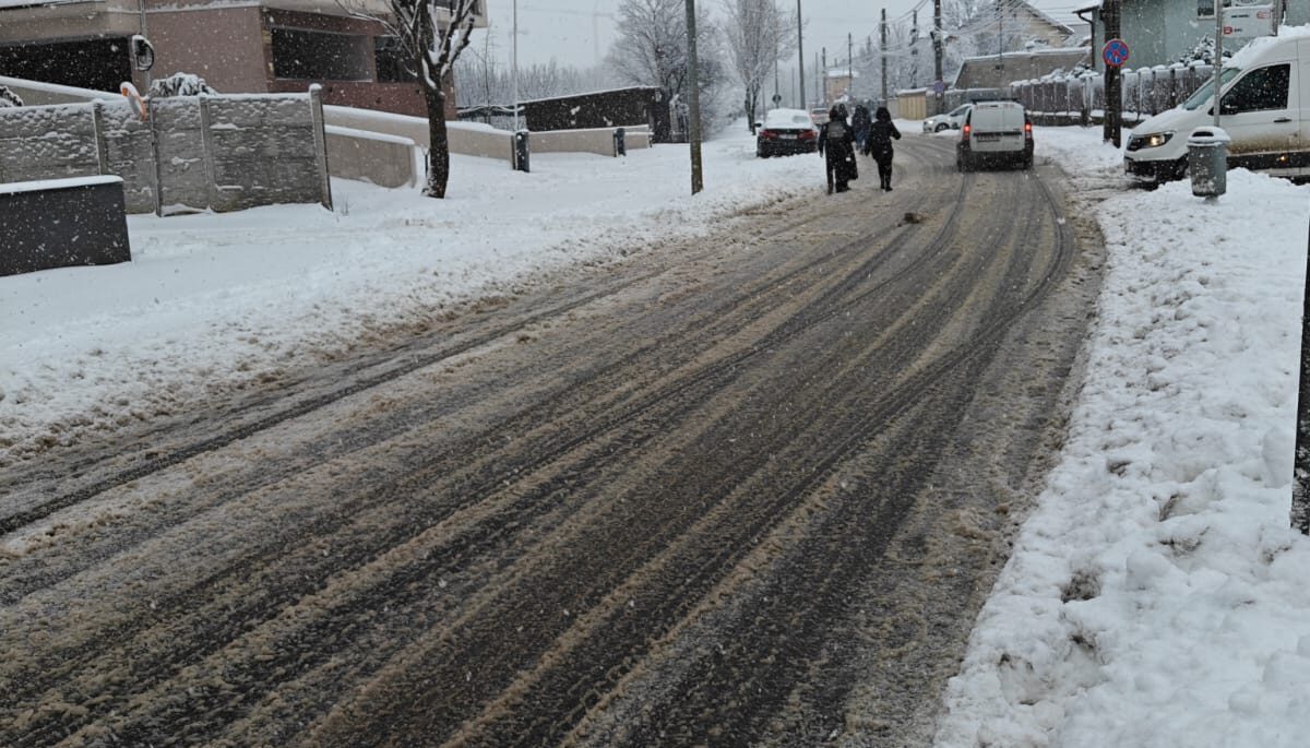 Capitala României, București, se confruntă din nou cu un fenomen vizibil și îngrijorător: străzile acoperite de zăpadă înnegrită