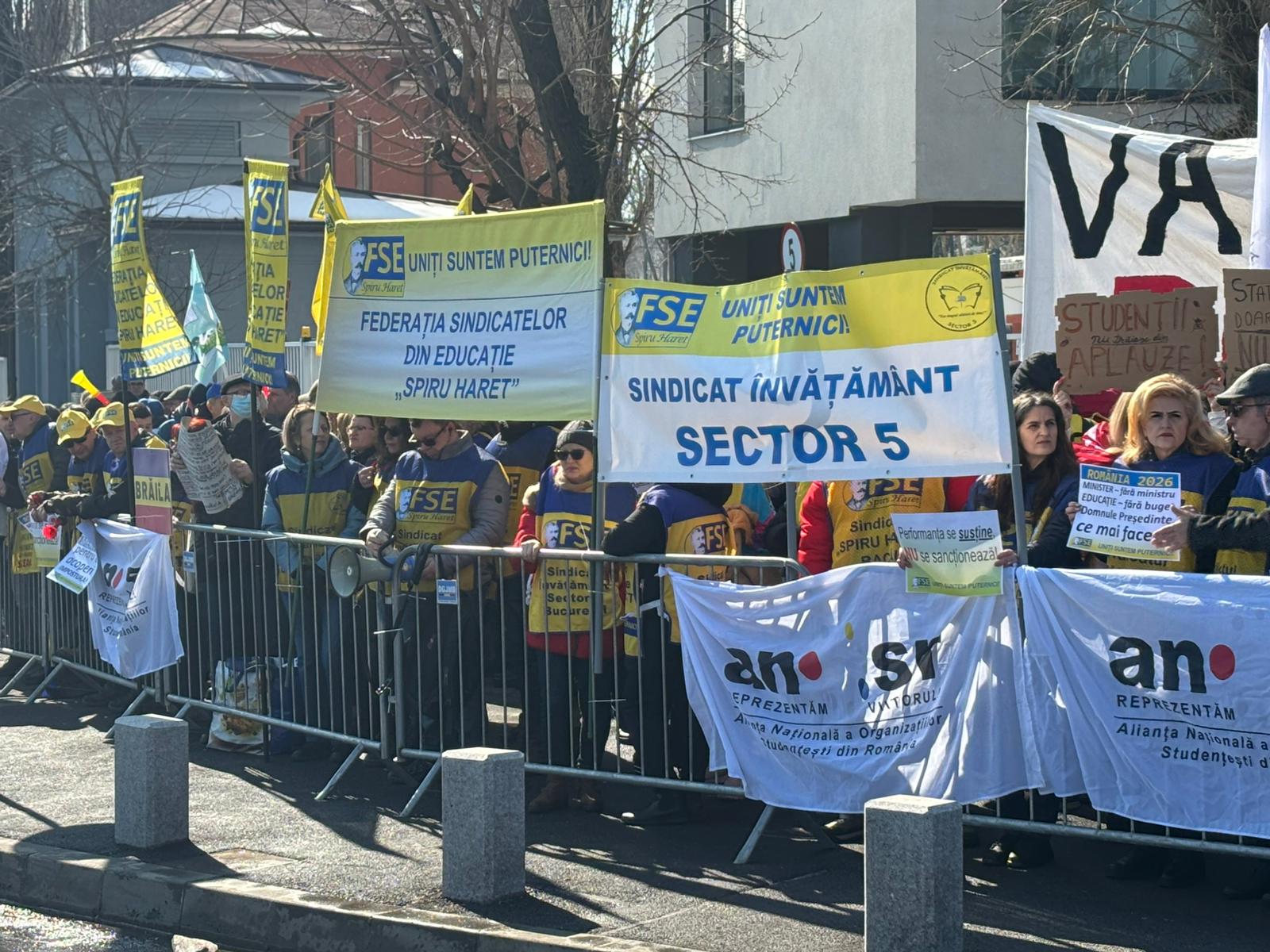 Protest masiv al sindicaliștilor din învățământ în centrul Bucureștiului: elevi, părinți și profesori, uniți într-un semnal de alarmă către autorități Miercuri, în încercarea de a atrage atenția asupra nemulțumirilor din sistemul educațional, reprezentanții sindicatelor din învățământ au ieșit în stradă, în fața Palatului Cotroceni