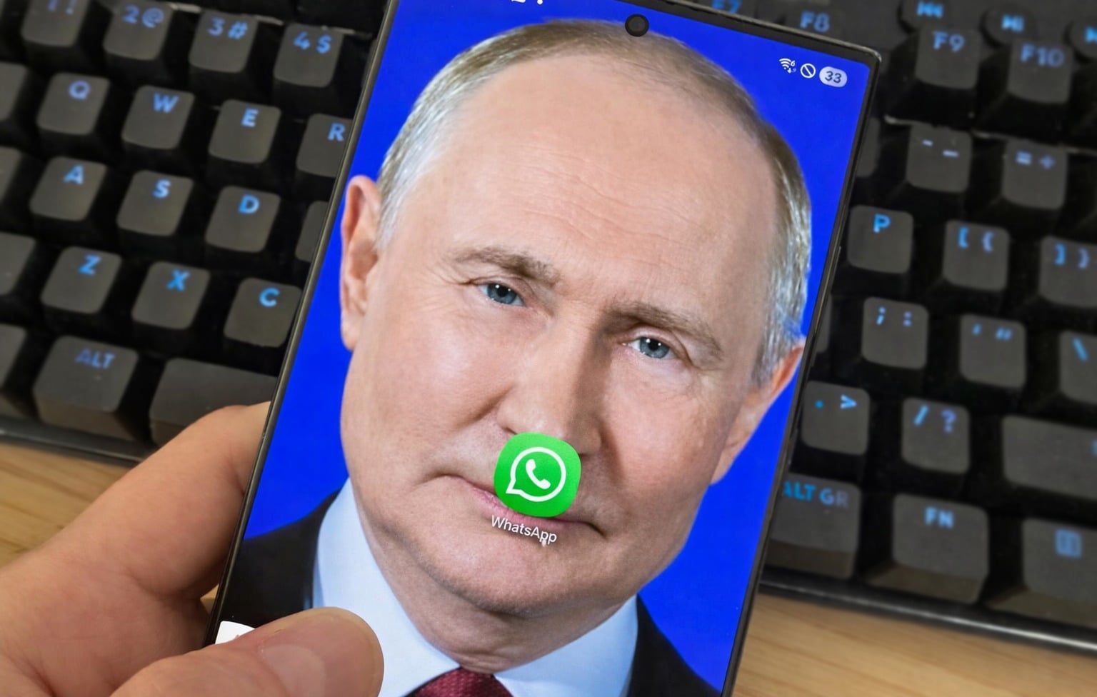 Rusia intensifică controalele asupra aplicațiilor de mesagerie, încercând să blocheze complet WhatsApp pe teritoriul său, într-un efort de a controla mai strict comunicarea digitală și de a promova o alternativă deținută de stat