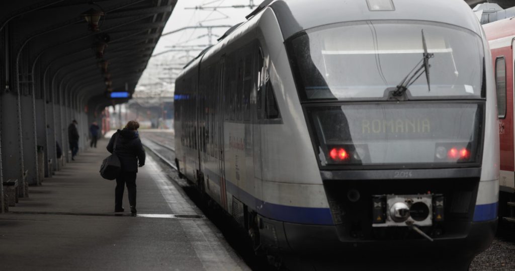 Incident Feroviar în Gara de Nord: Vagonul Trenului IRN 401 A Deraiat Traficul feroviar a fost grav perturbat vineri dimineața în cea mai aglomerată gară din România, după ce primul vagon al trenului IRN 401, operat de CFR Călători, a deraiat în timpul unei manevre de împingere către depou