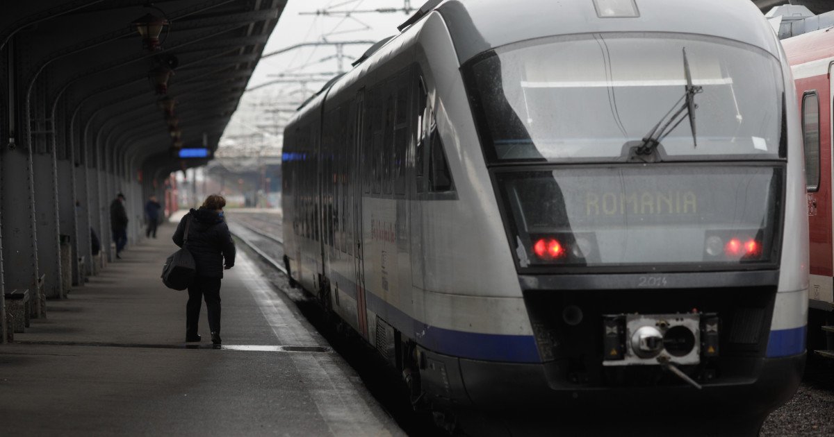 Incident Feroviar în Gara de Nord: Vagonul Trenului IRN 401 A Deraiat Traficul feroviar a fost grav perturbat vineri dimineața în cea mai aglomerată gară din România, după ce primul vagon al trenului IRN 401, operat de CFR Călători, a deraiat în timpul unei manevre de împingere către depou