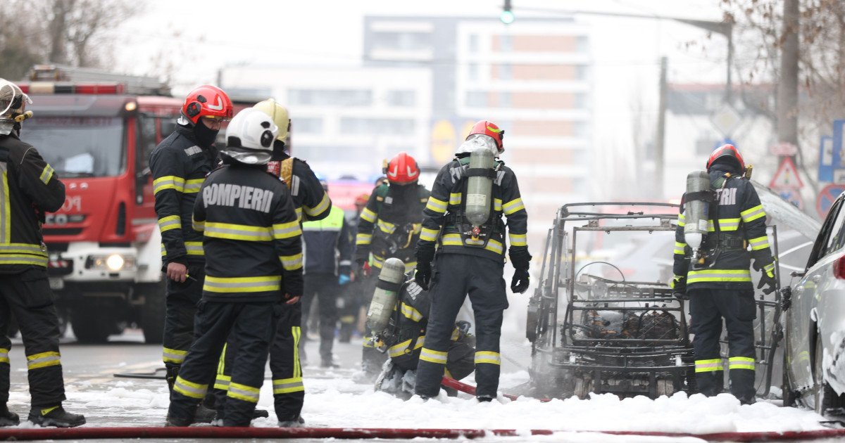 Incendiu devastator în Sectorul 6: O victimă confirmată și un rănit în urma flăcărilor violente O femeie a decedat și o altă persoană a fost rănită în urma unui incendiu violent care a izbucnit vineri, în jurul orei 13:00, la un autoturism pe Bulevardul Constructorilor din Sectorul 6 al Capitalei