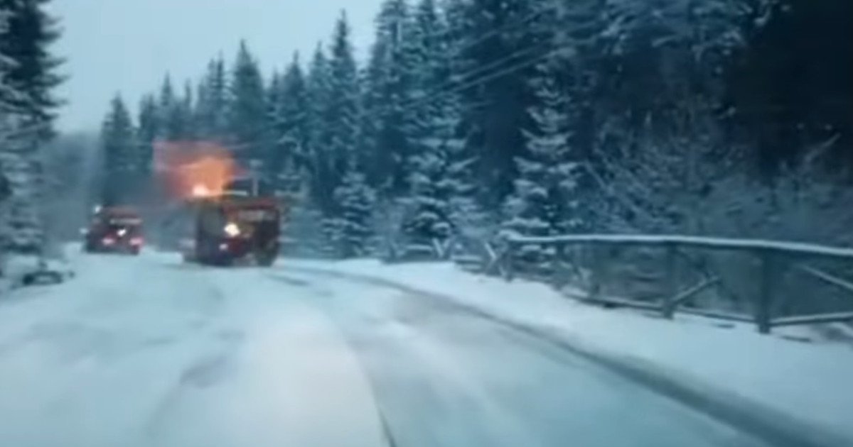 Restricții de circulație pe DN1 din cauza vremii severe Centrul Infotrafic din cadrul Inspectoratului General al Poliției Române a anunțat marți seară restricționarea circulației pe DN1, între localitățile Nistorești și Azuga, pentru vehiculele cu masa totală maximă admisă mai mare de 7,5 tone