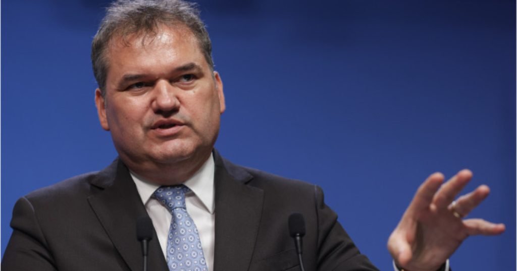 Guvernul României a adoptat marți o reformă administrativă ce preconizează desființarea a 6.409 posturi în administrația locală și centrală