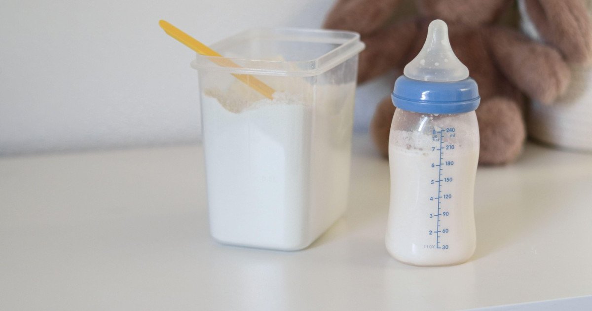 Alerta alimentară: Lapte praf pentru sugari retras din magazine Autoritățile sanitare din România au retras de urgență mai multe tipuri de lapte praf pentru sugari, după ce au fost identificate riscuri de contaminare cu o toxină periculoasă