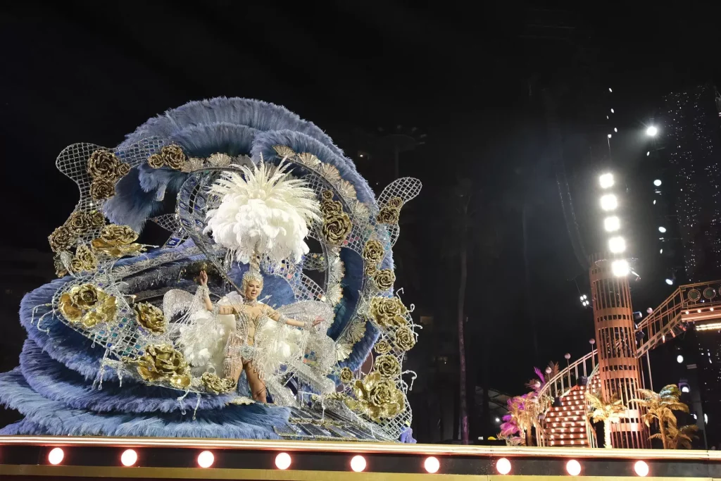 Gala Reginei Carnavalului din Las Palmas: mai mult protocol, mai puțin spirit Gala de la Reina del Carnaval din Las Palmas de Gran Canaria, desfășurată în acest weekend, a fost marcată de o atmosferă prea sobră pentru o festivitate dedicată bucuriei și exuberanței