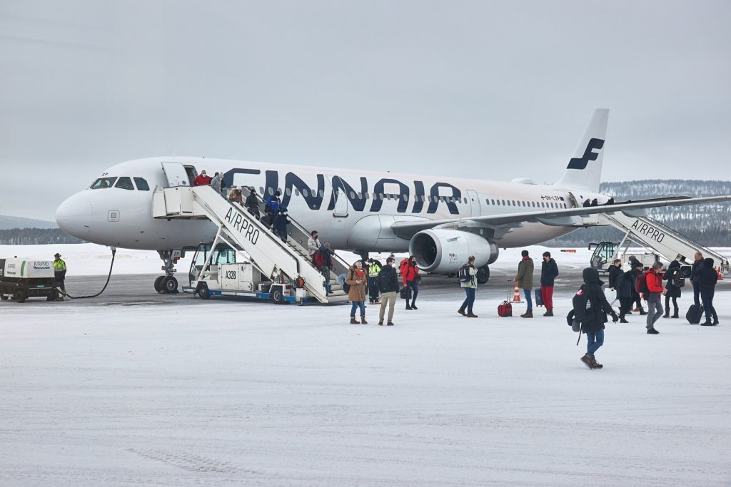 Mai multe curse aeriene au fost anulate sau deviate miercuri dimineață de pe Aeroportul Internațional Henri Coandă din București, din cauza ninsorii abondente care a acoperit capitala și județul Ilfov
