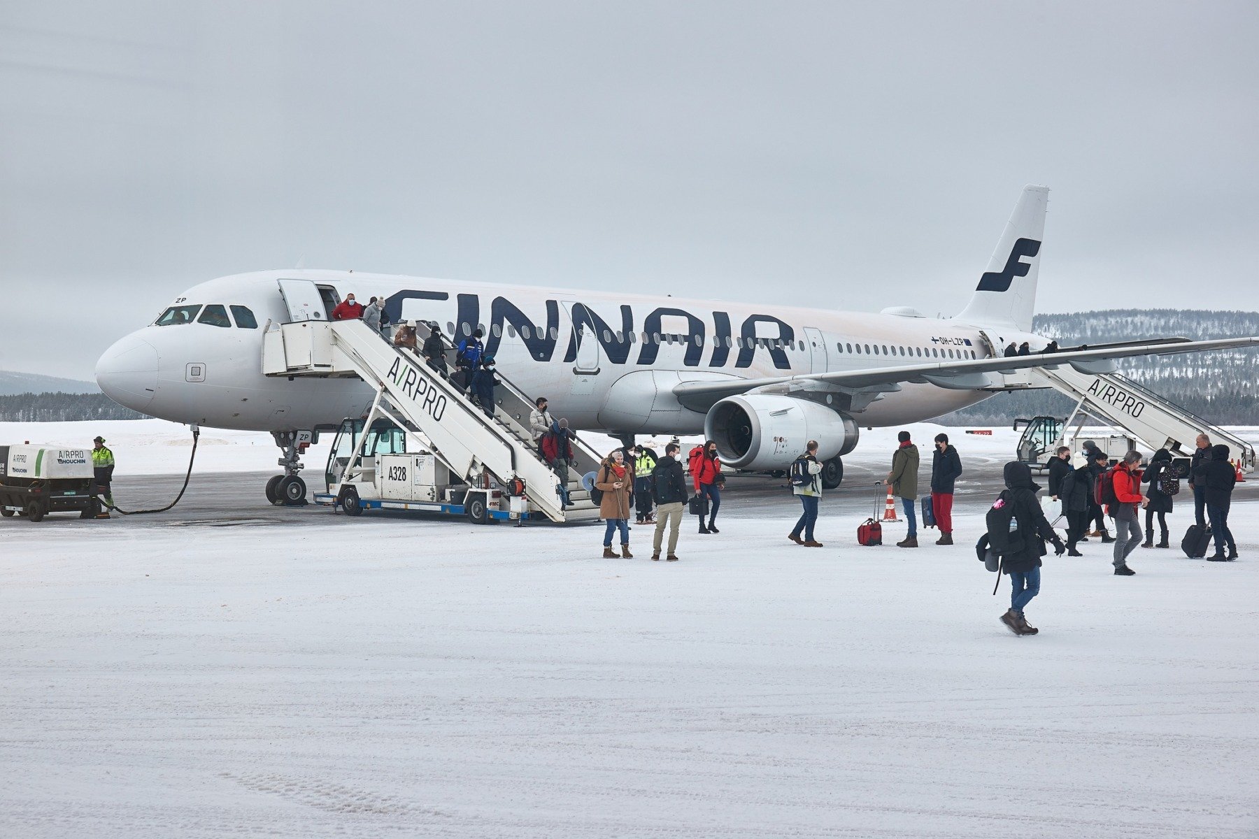 Mai multe curse aeriene au fost anulate sau deviate miercuri dimineață de pe Aeroportul Internațional Henri Coandă din București, din cauza ninsorii abondente care a acoperit capitala și județul Ilfov