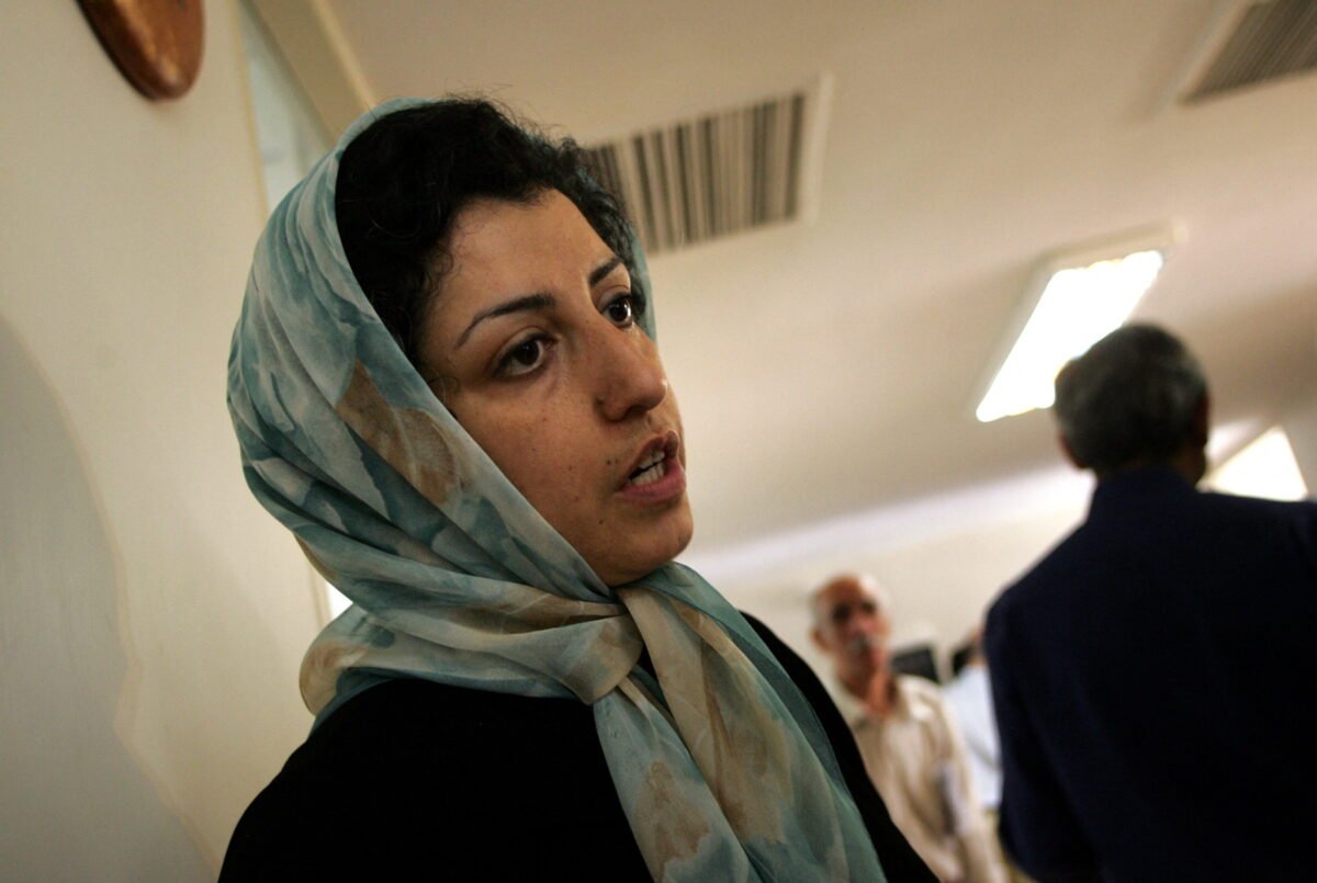 Iranul condamnă activista pentru drepturile omului Narges Mohammadi la șase ani de închisoare, într-un caz ce ridică noi semne de întrebare asupra libertății de exprimare în regimul de la Teheran Un tribunal din Iran a stabilit, duminică, o sentință de șase ani în închisoare pentru Narges Mohammadi, laureata Premiului Nobel pentru Pace din 2023, acuzată de autoritățile iraniene de activități considerate „amenințătoare pentru securitatea națională”