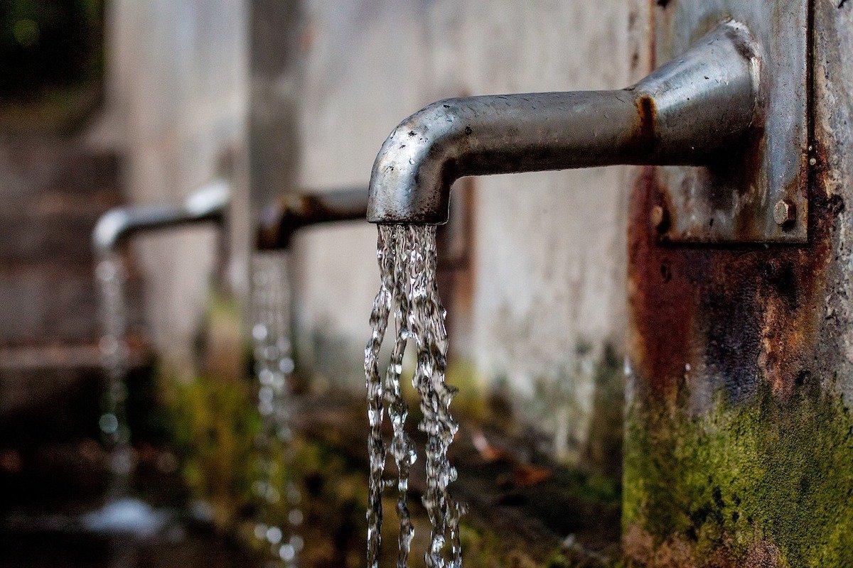 Calm, dar cu semne de întrebare persistente: conducerea autorităților în domeniul sănătății publice anunță că apa distribuită în municipiul Curtea de Argeș și localitățile învecinate respectă, în mare măsură, standardele de calitate, însă anumite probleme de ordin tehnic rămân