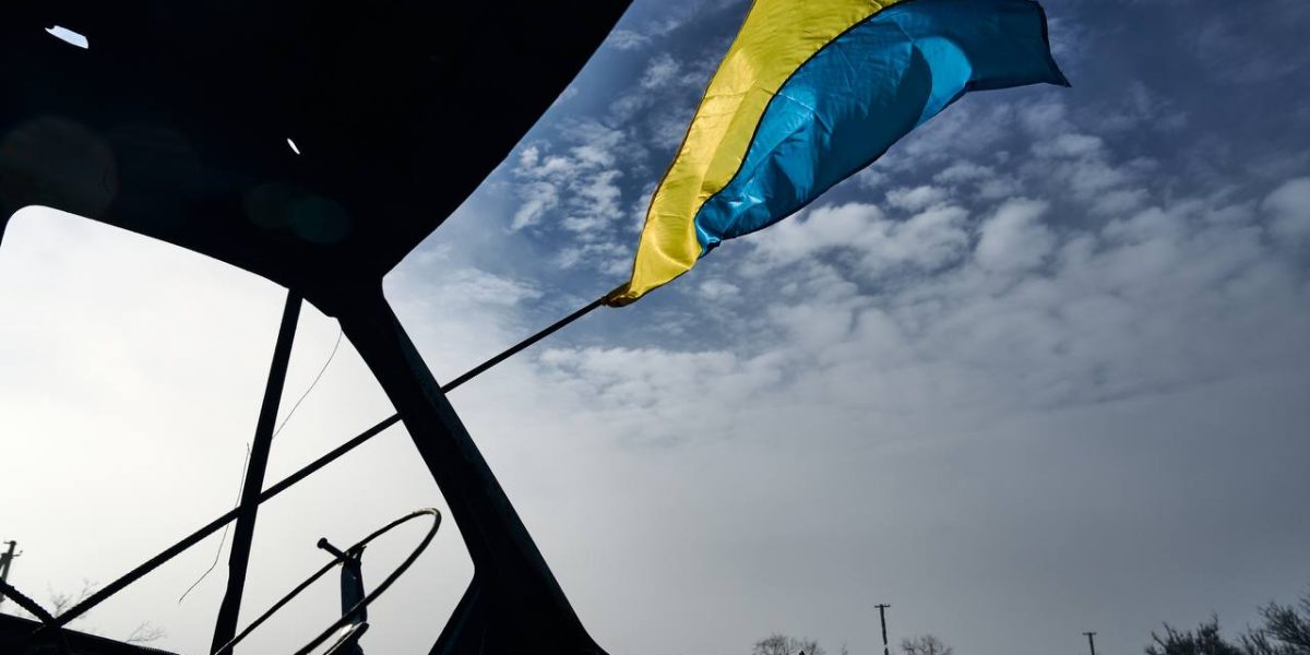 armata-ucraina-razboi-rusia-populatie-civila-civili-tancuri-bombardamente2-steag-flag.jpg - JurnalUrban