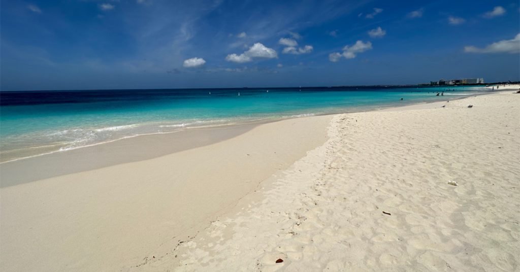JetBlue reduce tarifele: New York-Aruba cu doar 369$ dus-întors!
