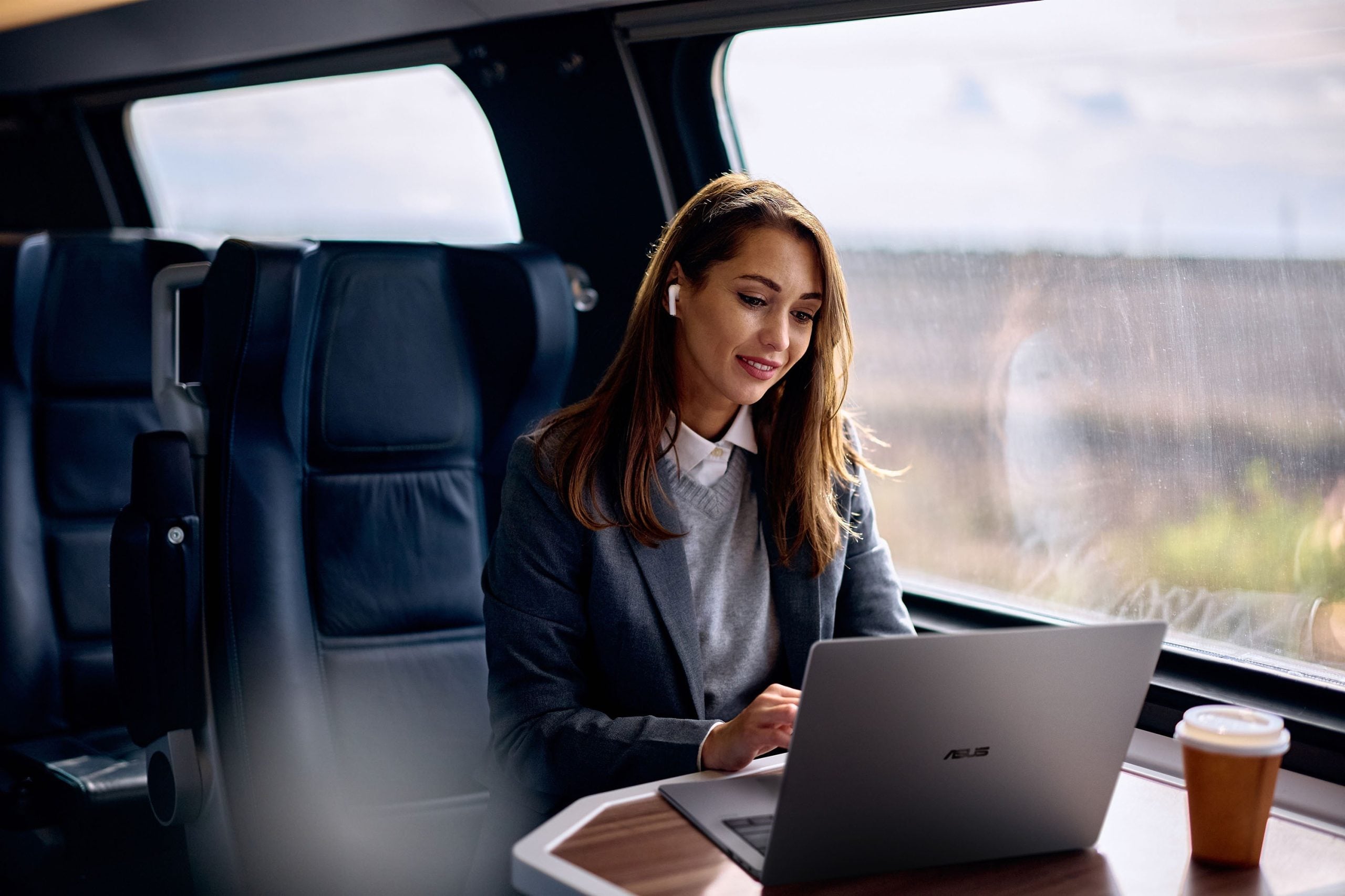 ASUS lansează ExpertBook P5 G2: soluția portabilă și sigură pentru mediul business modern Într-un context în care mediul de lucru devine tot mai flexibil și adaptabil cerințelor din lumea afacerilor, ASUS vine cu o nouă ofertă menită să răspundă nevoilor profesioniștilor: ExpertBook P5 G2
