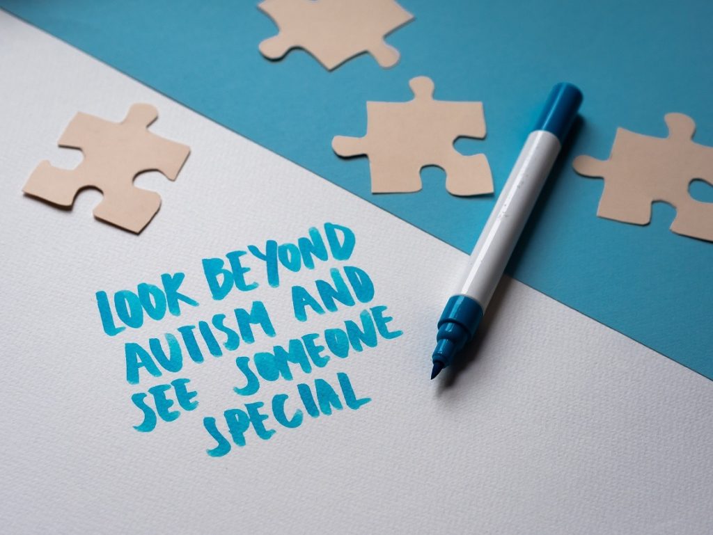 Tineri și adulți cu autism sever din Iași, implicați în proiecte pentru reintegrare socială și dezvoltarea abilităților Autoritățile locale din Iași pun un accent tot mai mare pe incluziunea socială a persoanelor cu autism sever, inițiind programe dedicate pentru dezvoltarea abilităților lor funcționale și pentru facilitarea integrării în comunitate