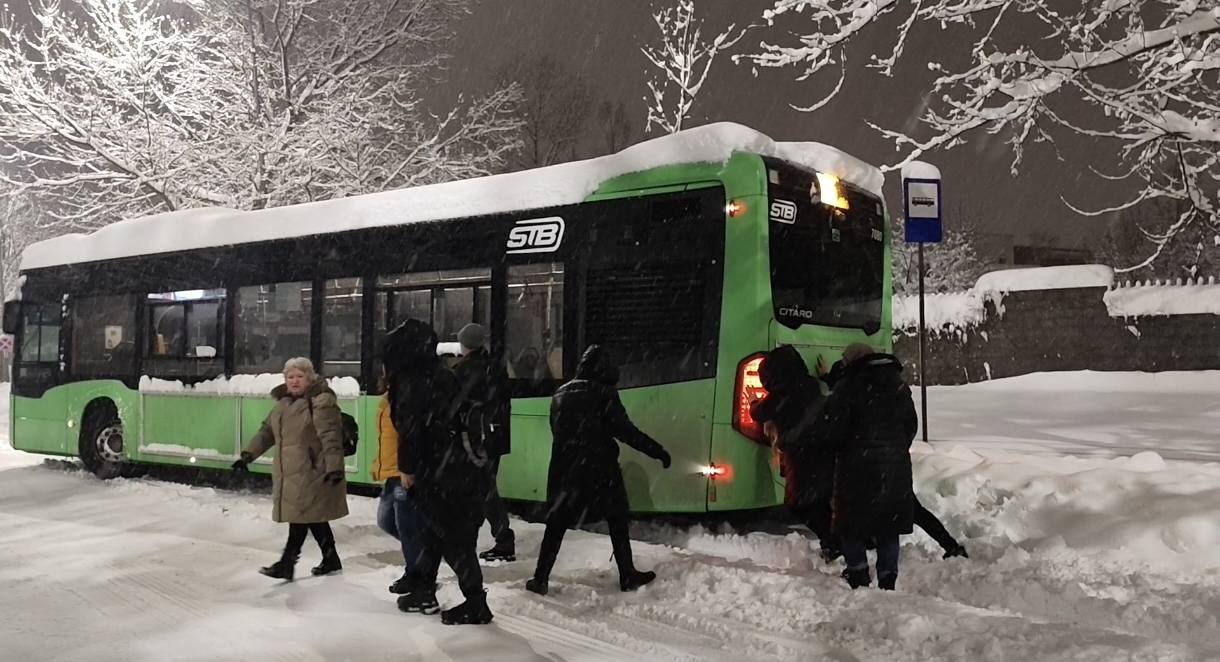 Orașul București se află sub un adevărat asediu de ninsori, iar autoritățile continuă să impună măsuri speciale pentru a face față situației