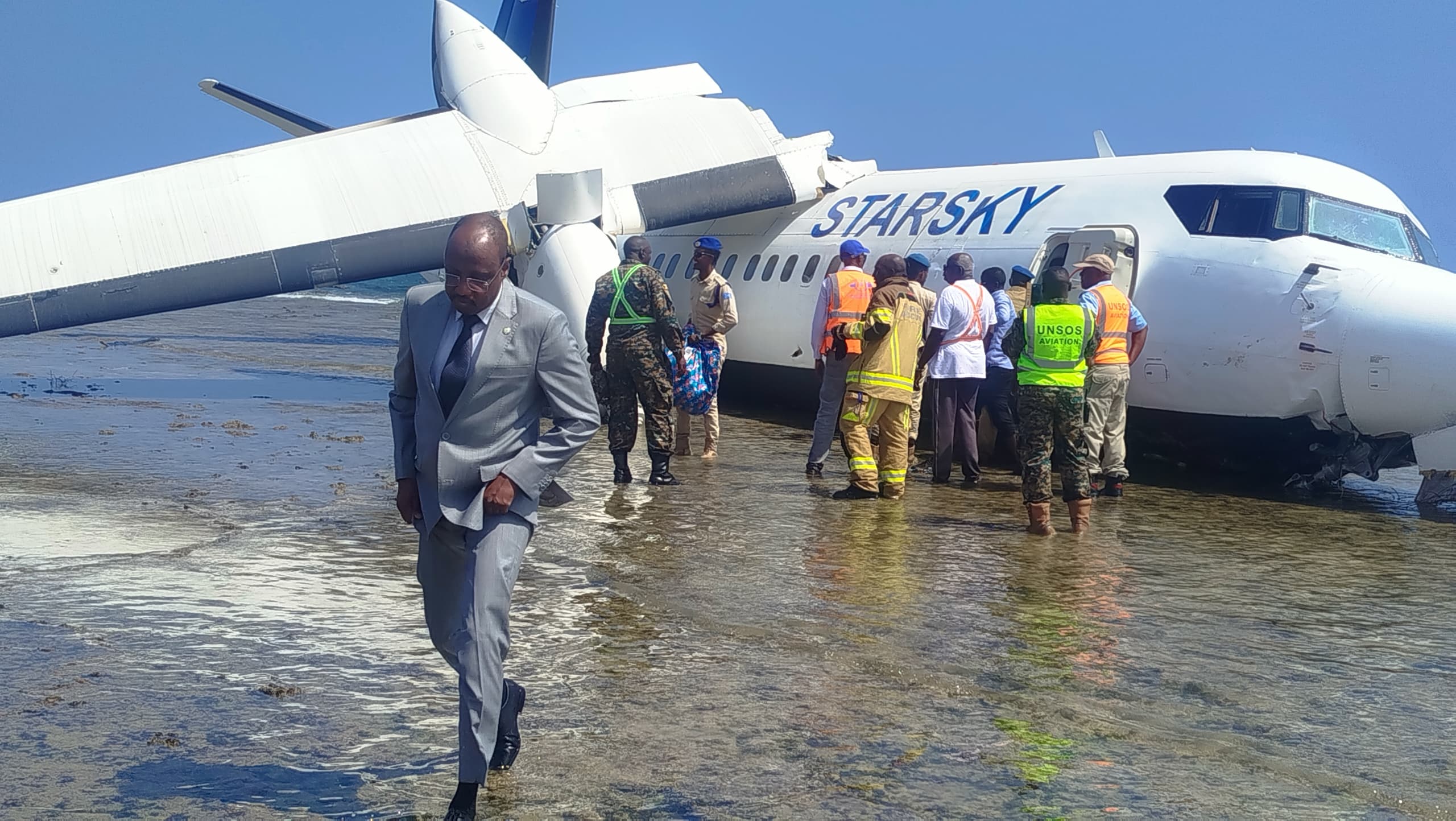 Un incident aviatic cu final neașteptat a avut loc zilele trecute în Somalia, fără victime, după ce un avion de pasageri al companiei Starsky Aviation a efectuat o aterizare de urgență pe țărmul din apropierea aeroportului internațional din Mogadishu