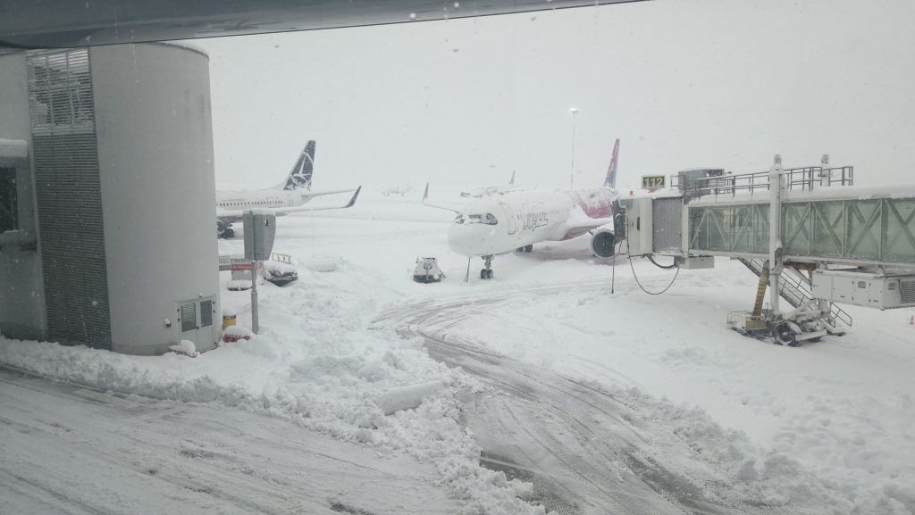 Ninge abundent în Capitală, provocând haos pe aerodromul Otopeni și perturbând traficul aerian din cauza condițiilor meteo extreme