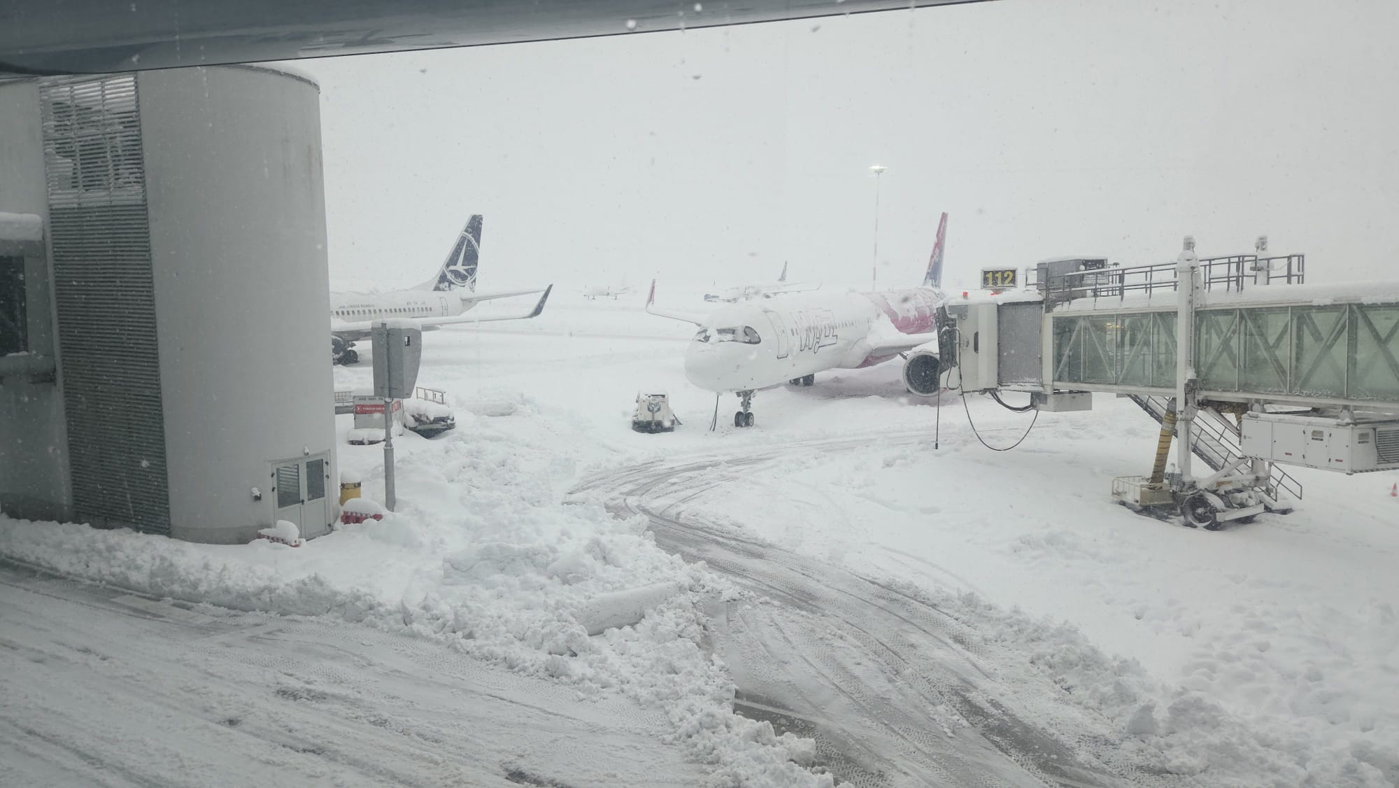 Ninge abundent în Capitală, provocând haos pe aerodromul Otopeni și perturbând traficul aerian din cauza condițiilor meteo extreme