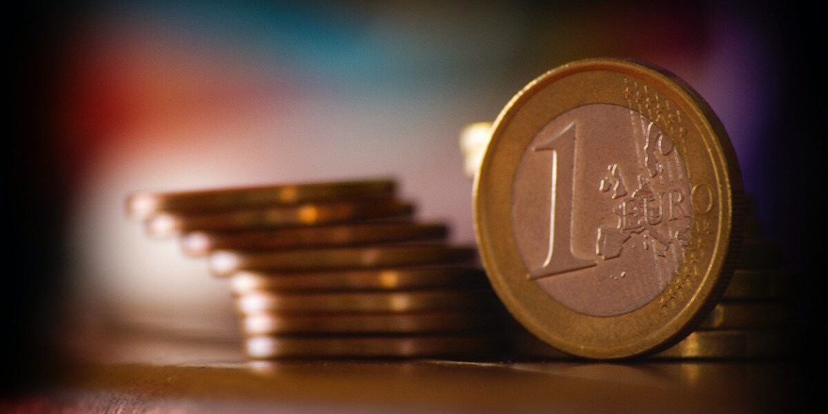 bani-euro-monede-foto-pexels-carlos-pernalete-tua-730647-e1615299206675.jpg - JurnalUrban