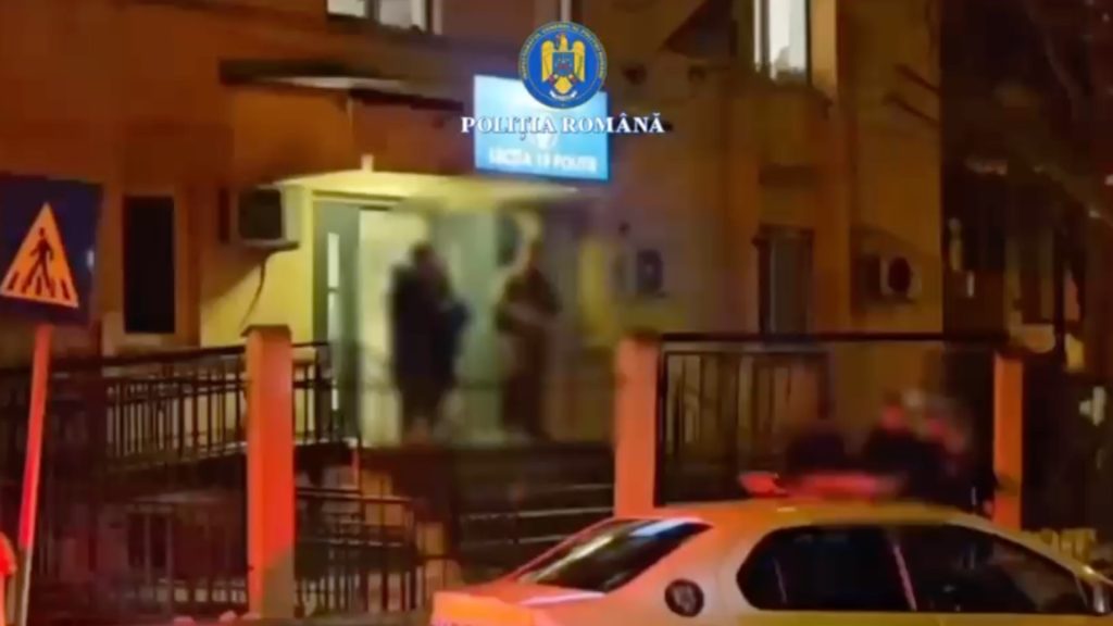 Scene de violență în trafic la București: tată și fiu, reținuți după o altercație brutală pe stradă Un incident violent în plină stradă din Capitală a zguduit recent comunitatea, fiind un exemplu emblematic al problemelor de disciplină și siguranță în traficul urban