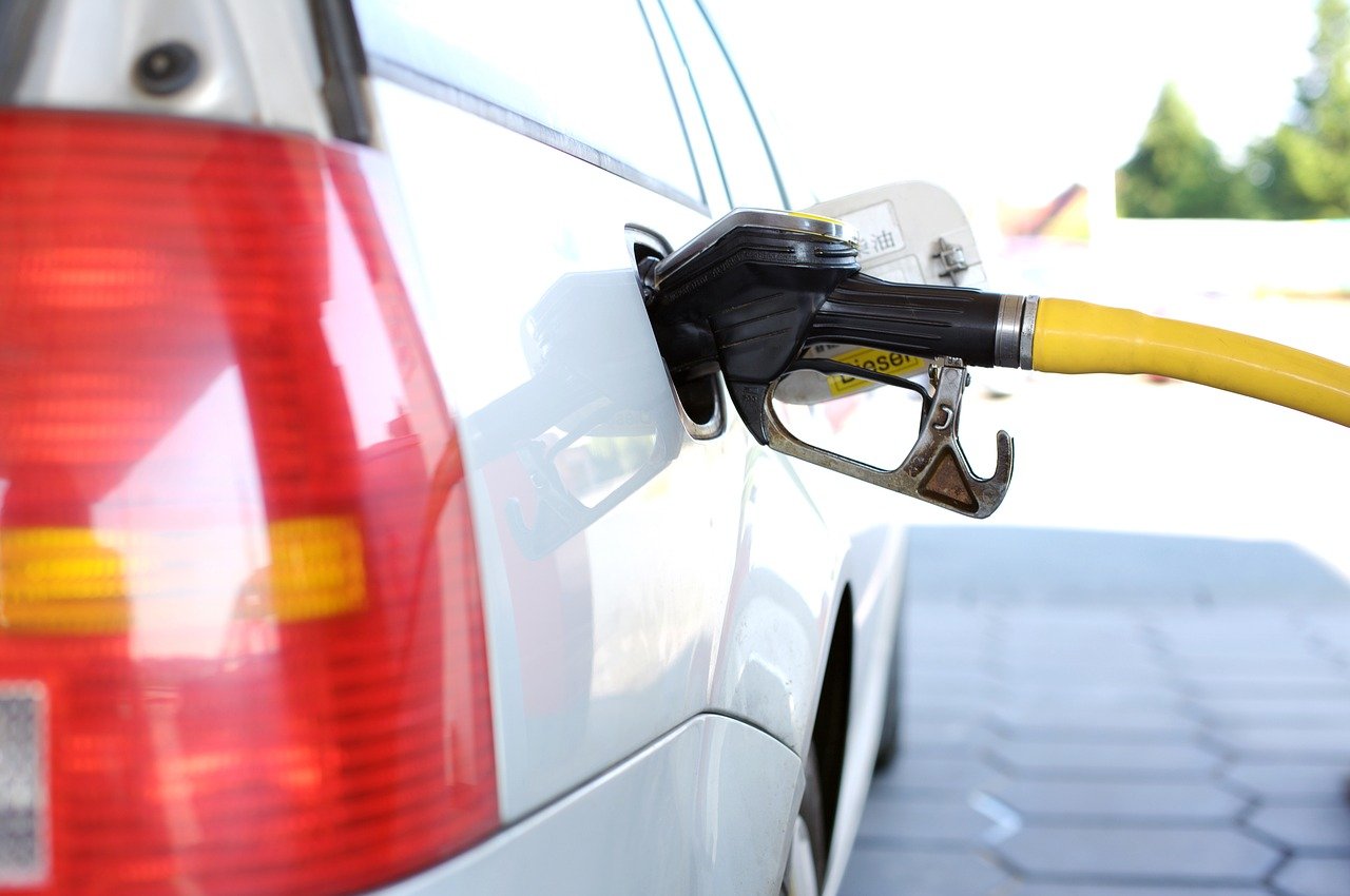 Mașinile pe benzină și diesel pot fi commercializate după 2035