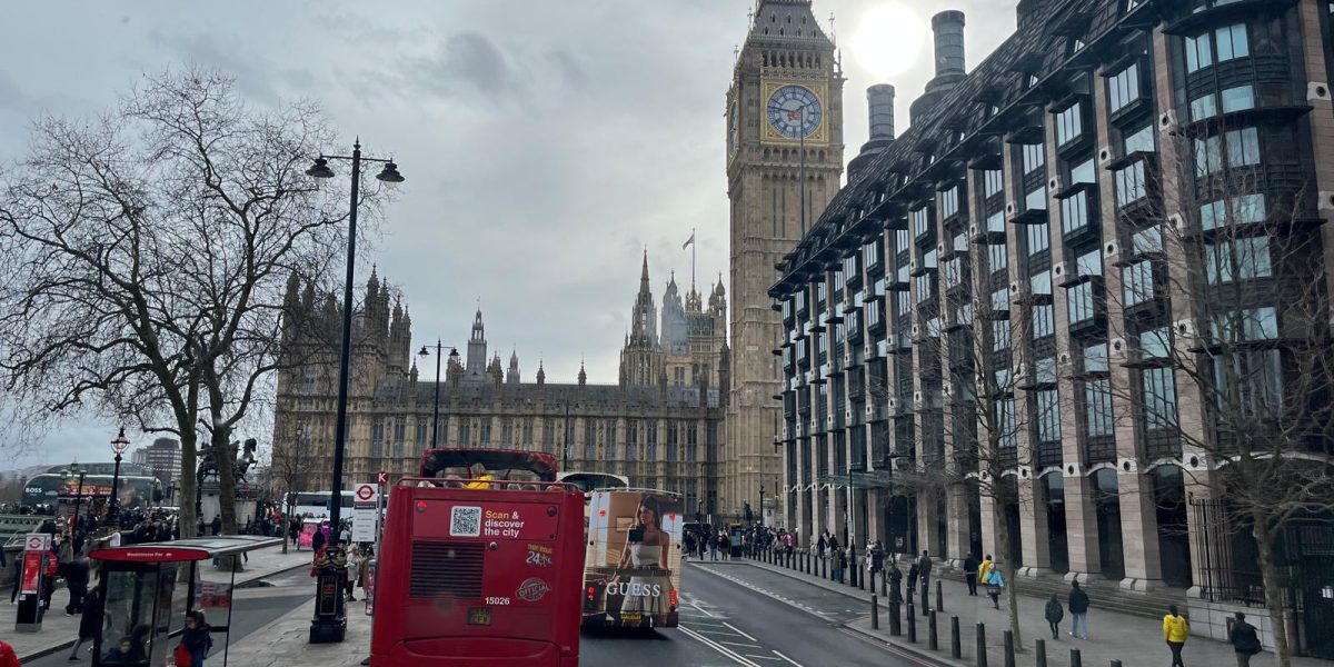 big-ben-double-decker-turisti-londra.jpg - JurnalUrban