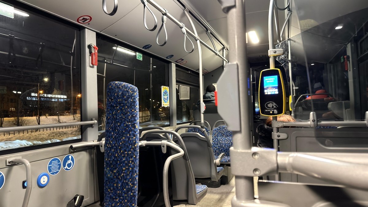 Controlorii de pe transportul în comun din Sibiu nu mai pot sancționa posesorii noilor cărți electronice de identitate Schimbare surprinzătoare în sistemul de control al transportului public din Sibiu, după ce reprezentanții companiei de transport Tursib au anunțat că, începând de săptămâna aceasta, controlorii nu mai pot aplica amenzi persoanelor care dețin noile carduri electronice de identitate, cunoscute oficial ca CI digitale