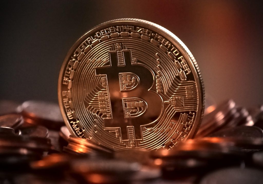 Uniajați-vă, căci declarația controversată a unui om de afaceri american, Dan Peña, a reaprins focul discuțiilor despre originile și siguranța Bitcoin