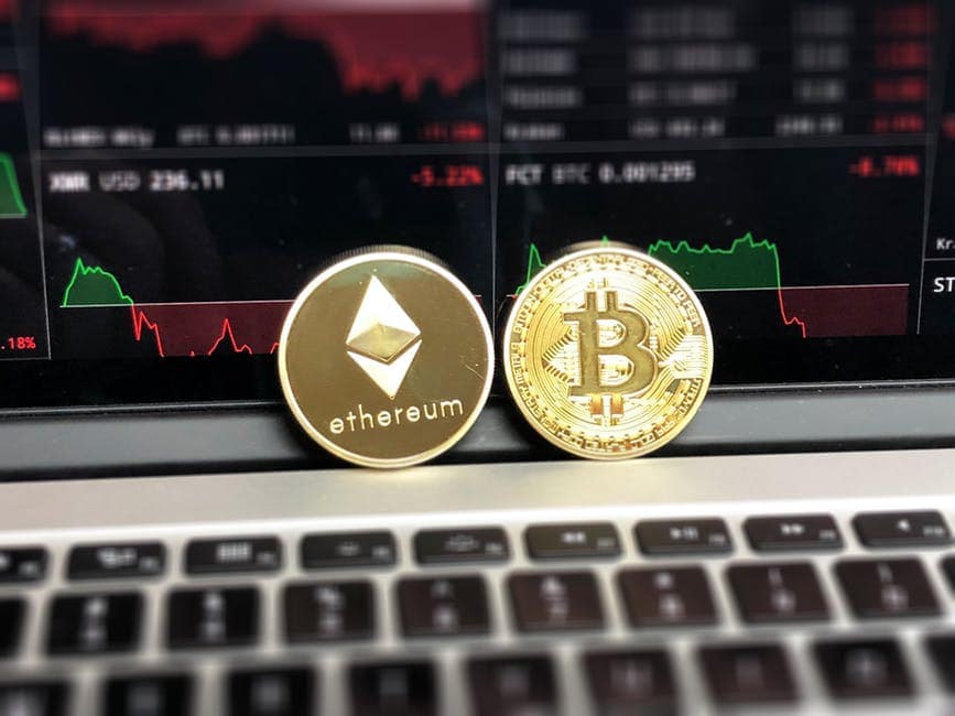 Bitcoin, cel mai cunoscut și mai tranzacționat cryptocurrency din lume, a înregistrat joi seara o scădere temporară sub pragul de 61.000 de dolari, marcând un nou episod de volatilitate într-un context economic marcat de incertitudini globale și fluctuații ale pieței financiare