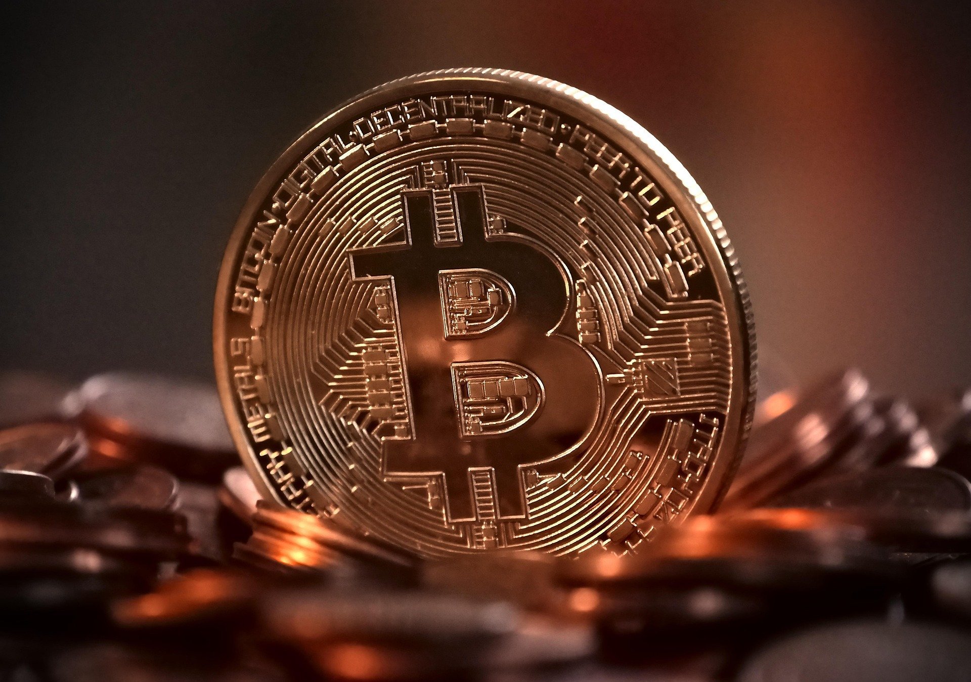 Uniajați-vă, căci declarația controversată a unui om de afaceri american, Dan Peña, a reaprins focul discuțiilor despre originile și siguranța Bitcoin