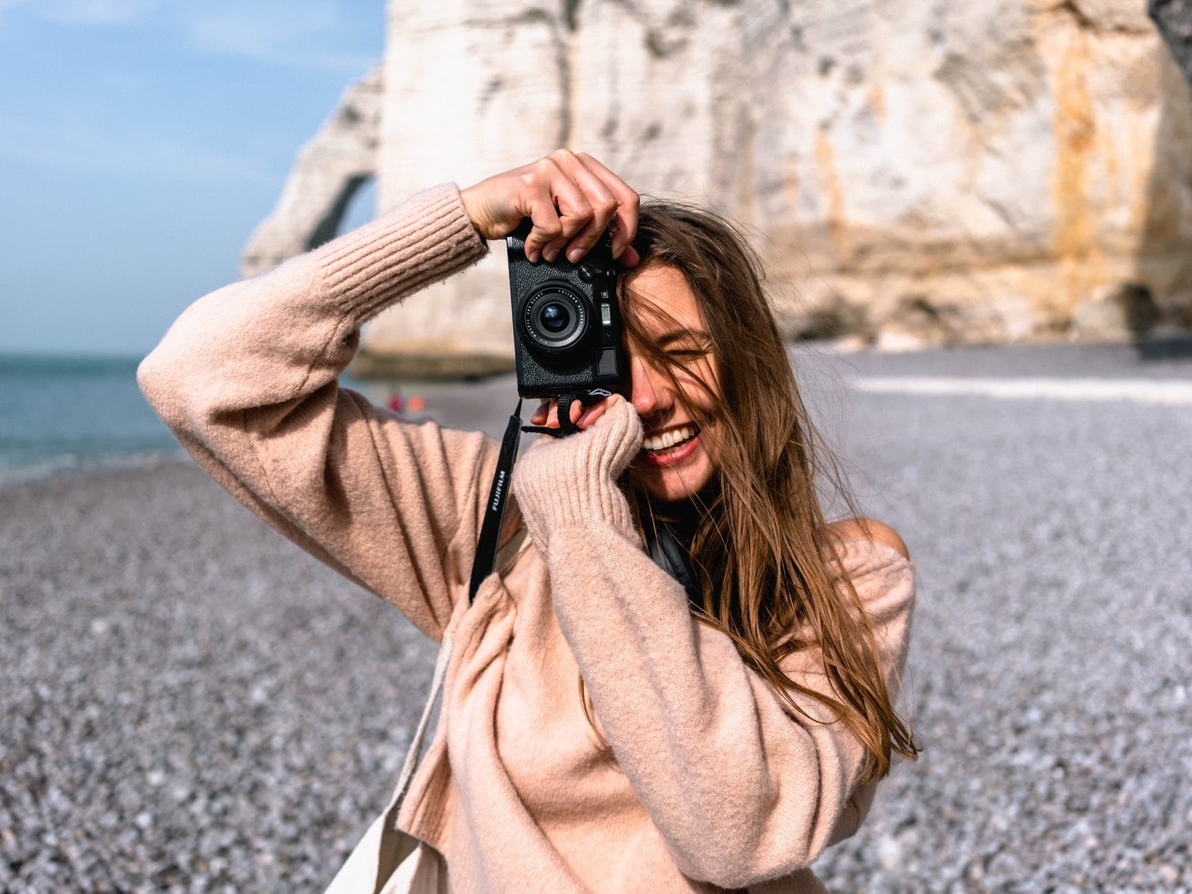Fotografia la ISO mare reprezintă, pentru mulți pasionați, un compromis inevitabil atunci când condițiile de lumină sunt dificile