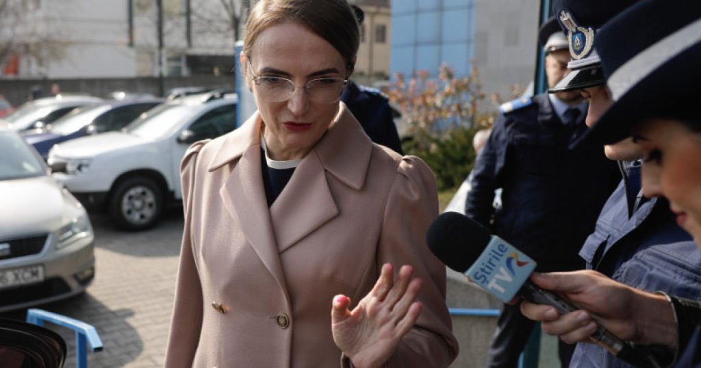 Reacția Lia Savonea după decizia CCR privind pensiile speciale Lia Savonea, președinta Înaltei Curți de Casație și Justiție, a anunțat că instanța supremă va sesiza „instituțiile europene competente” în urma deciziei Curții Constituționale a României, care a declarat constituționale modificările aduse pensiilor speciale ale magistraților