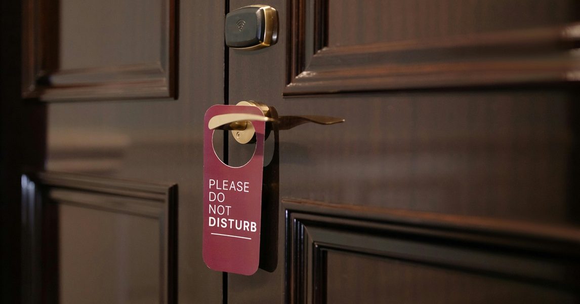 camera-de-hotel-please-do-not-disturb.jpg - JurnalUrban