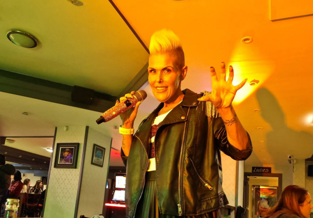 Tragica dispariție a artistei Beverley Sinnott îndurerează comunitatea din Widnes Beverley Sinnott, cunoscută drept Beverley, a trecut în neființă în această dimineață, la ora 9:20, înconjurată de familia sa, inclusiv de soțul ei, Paul