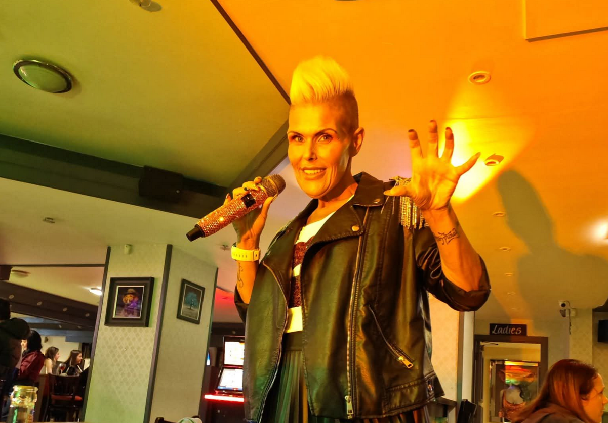 Tragica dispariție a artistei Beverley Sinnott îndurerează comunitatea din Widnes Beverley Sinnott, cunoscută drept Beverley, a trecut în neființă în această dimineață, la ora 9:20, înconjurată de familia sa, inclusiv de soțul ei, Paul