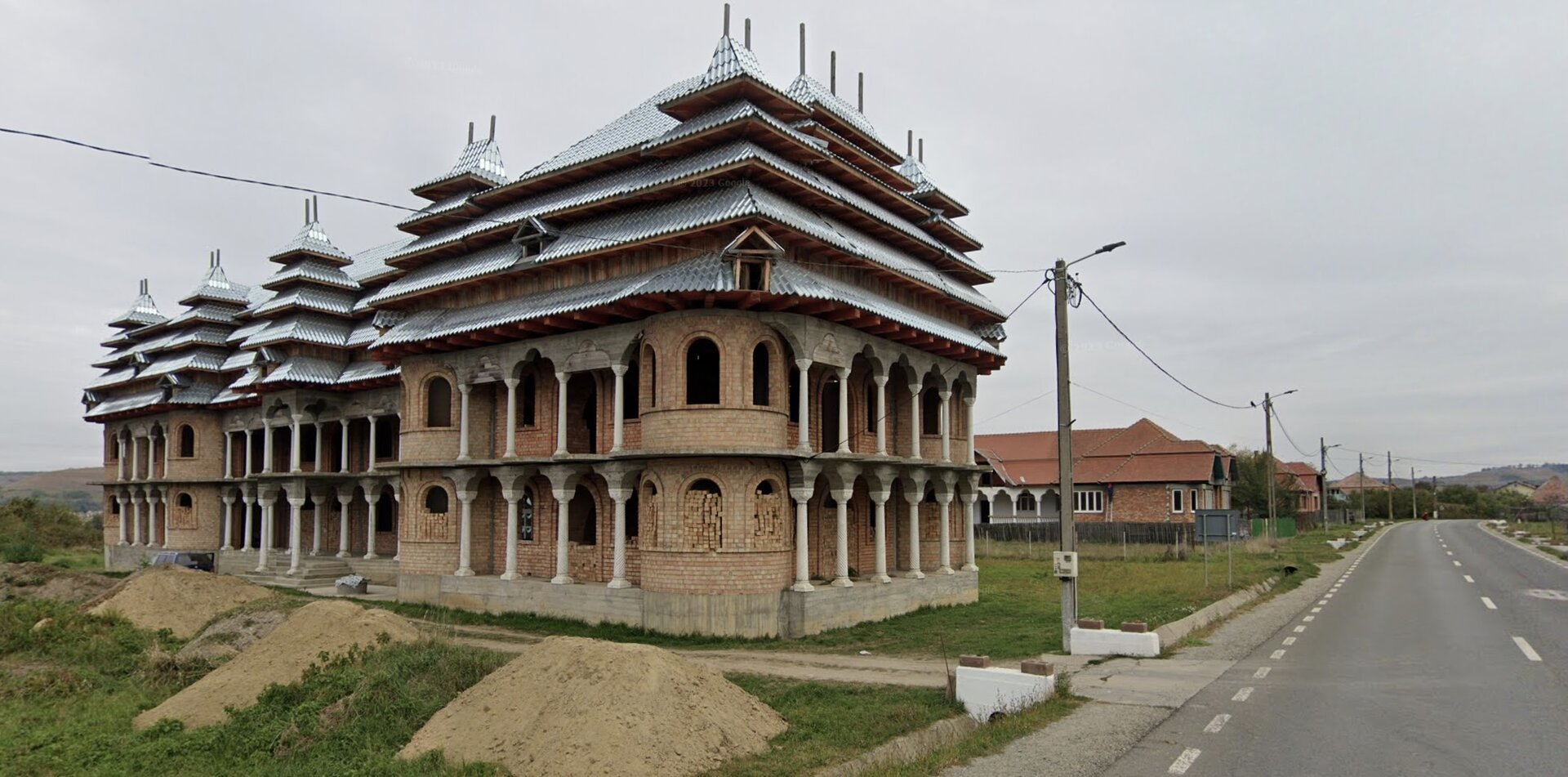 Brateiu devine scena unei povești incredibile despre meșteșug și artă, iar numele Victor Clopotar a devenit sinonim cu o eleganță rar întâlnită în lumea metalului prețios