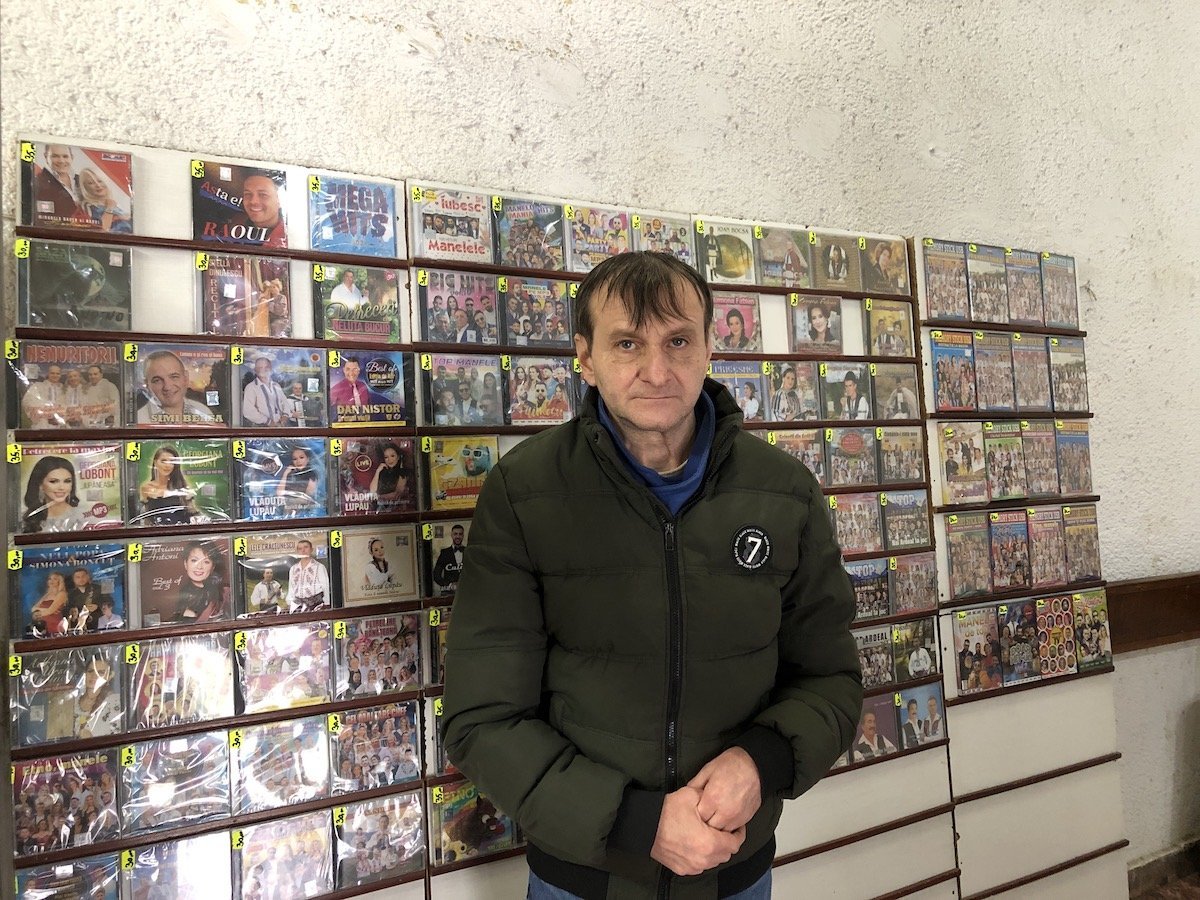 Dumbrava Mică, un nume familiar pentru sibieni, păstrează maiestuos tradiția muzicii de pe disc cu o atmosferă de epocă, într-un decor care păstrează amprenta vremurilor trecute