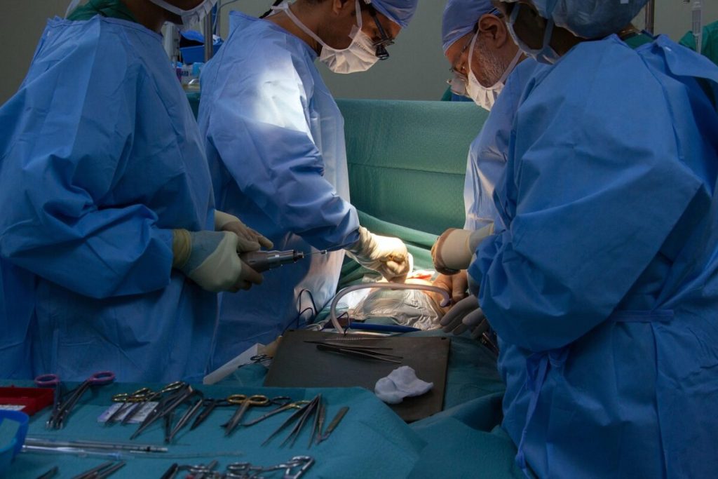 O revoluție în terapia intensivă: transplantul pulmonar improvizat salvează o viață fără plămâni O echipă de chirurgi de la Universitatea Northwestern din Statele Unite a depășit limitele medicinei moderne, reușind să țină în viață un pacient timp de 48 de ore fără a-i introduce plămâni, o procedură considerată până acum imposibilă