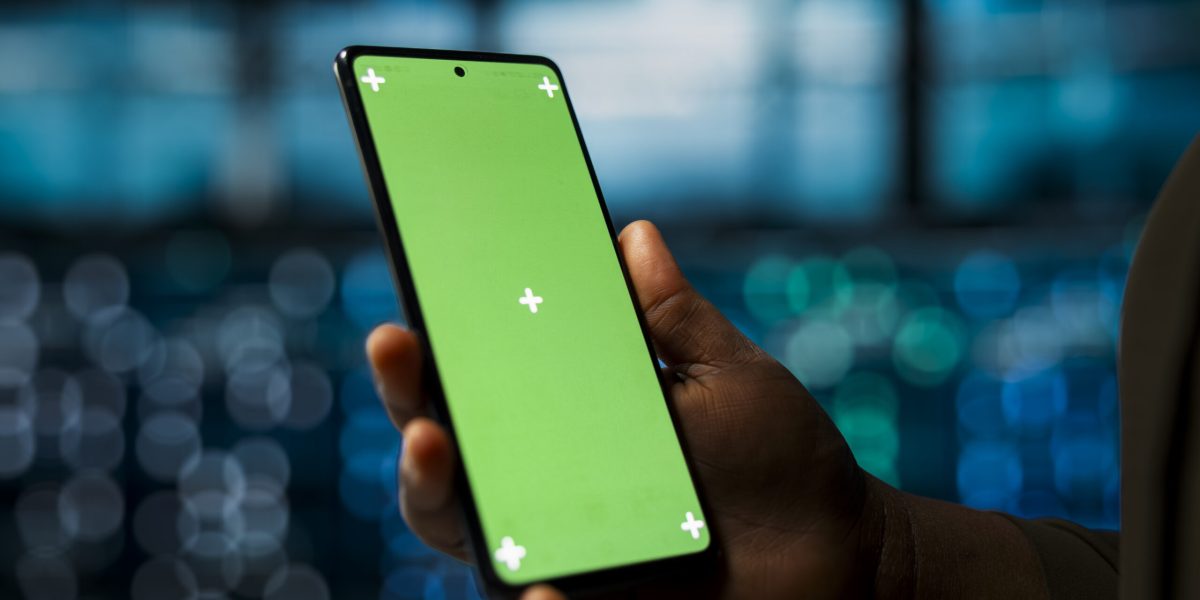 close-up-data-center-system-administrator-using-green-screen-smartphone-optimize-network-scaled.jpg - JurnalUrban