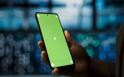 close-up-data-center-system-administrator-using-green-screen-smartphone-optimize-network-scaled.jpg - JurnalUrban