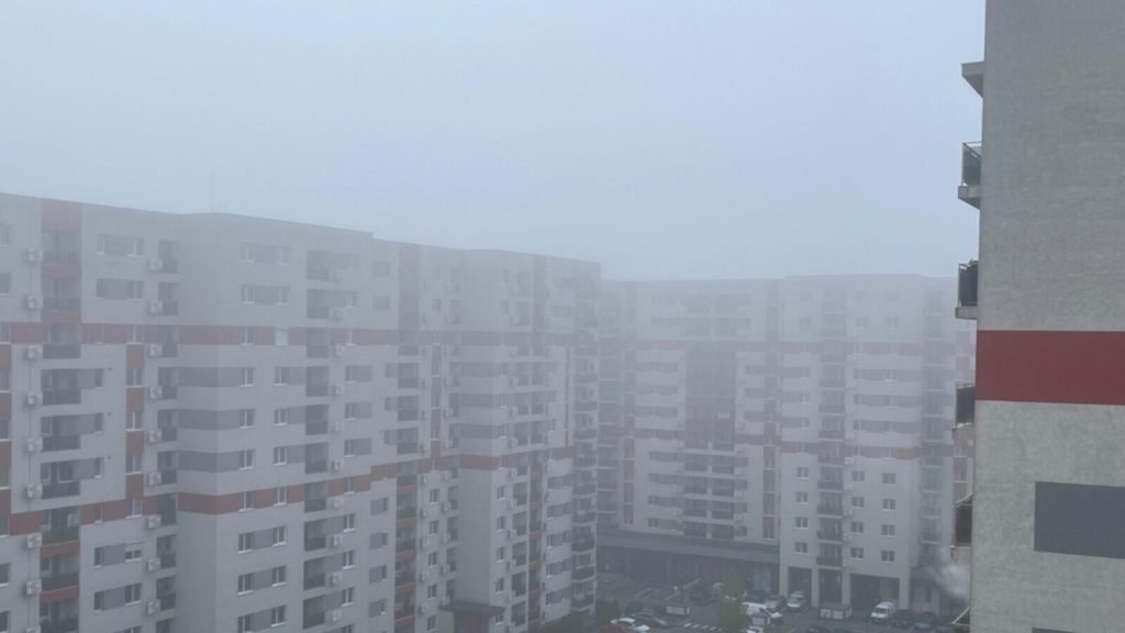 Ceață densă și vizibilitate redusă în București și Ilfov: afectează traficul și impune restricții Noaptea trecută a adus o provocare neașteptată pentru șoferii care circulă prin București și împrejurimi, odată cu emiterea unui cod galben de ceață densă de către Administrația Națională de Meteorologie (ANM)