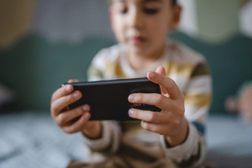 Primii pași în școală devin tot mai complicati, chiar și pentru cei mai mici elevi, în contextul unei societăți în care tehnologia și schimbările sociale influențează profund procesul de dezvoltare al copiilor