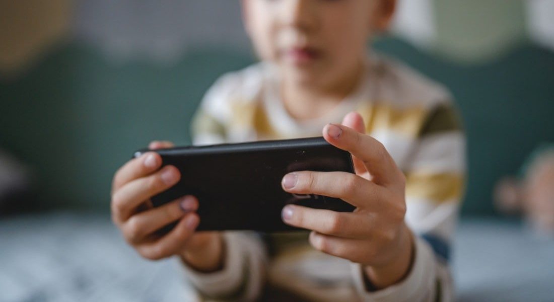 copii-carti-telefoane.jpg - JurnalUrban