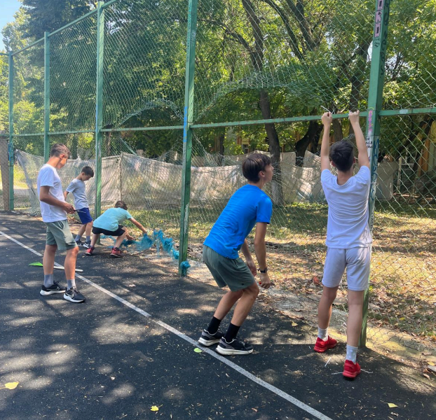 copiii-reabiliteaza-terenul-1.png - JurnalUrban