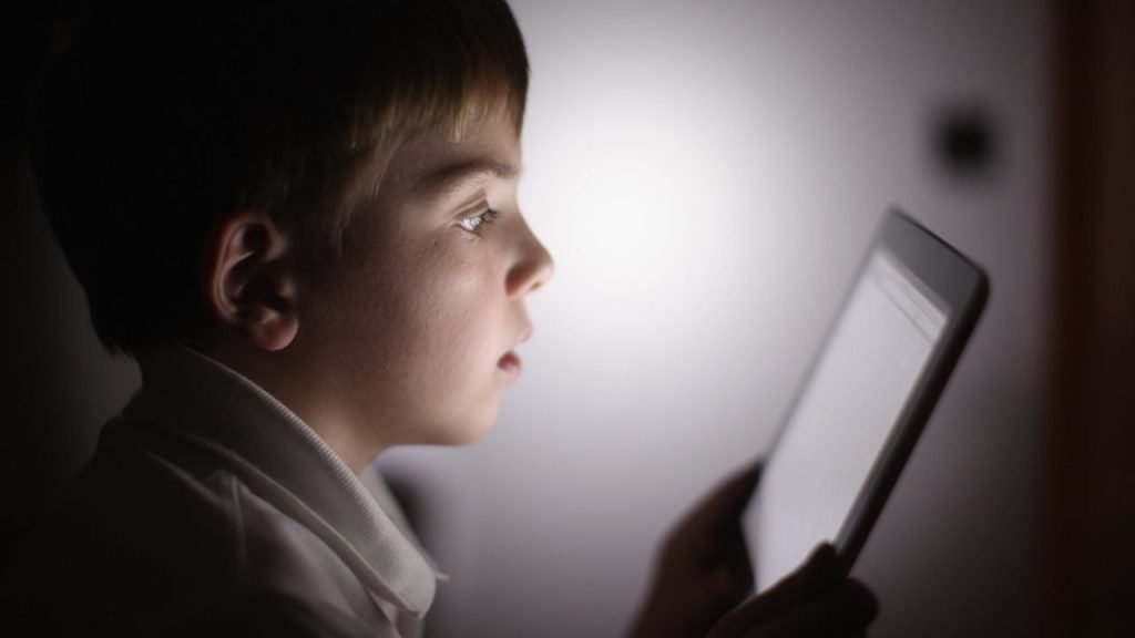 Gestionarea utilizării dispozitivelor Android de către copii: un echilibru între libertate și siguranță În era digitală, telefoanele inteligente sunt inevitabile în viața copiilor, însă părinții se confruntă adesea cu dilema: până unde pot controla și limita accesul pentru a proteja dezvoltarea lor, fără a crea tensiuni sau a le inhiba învățarea autonomiei? Soluția nu trebuie neapărat să fie complicată sau costisitoare