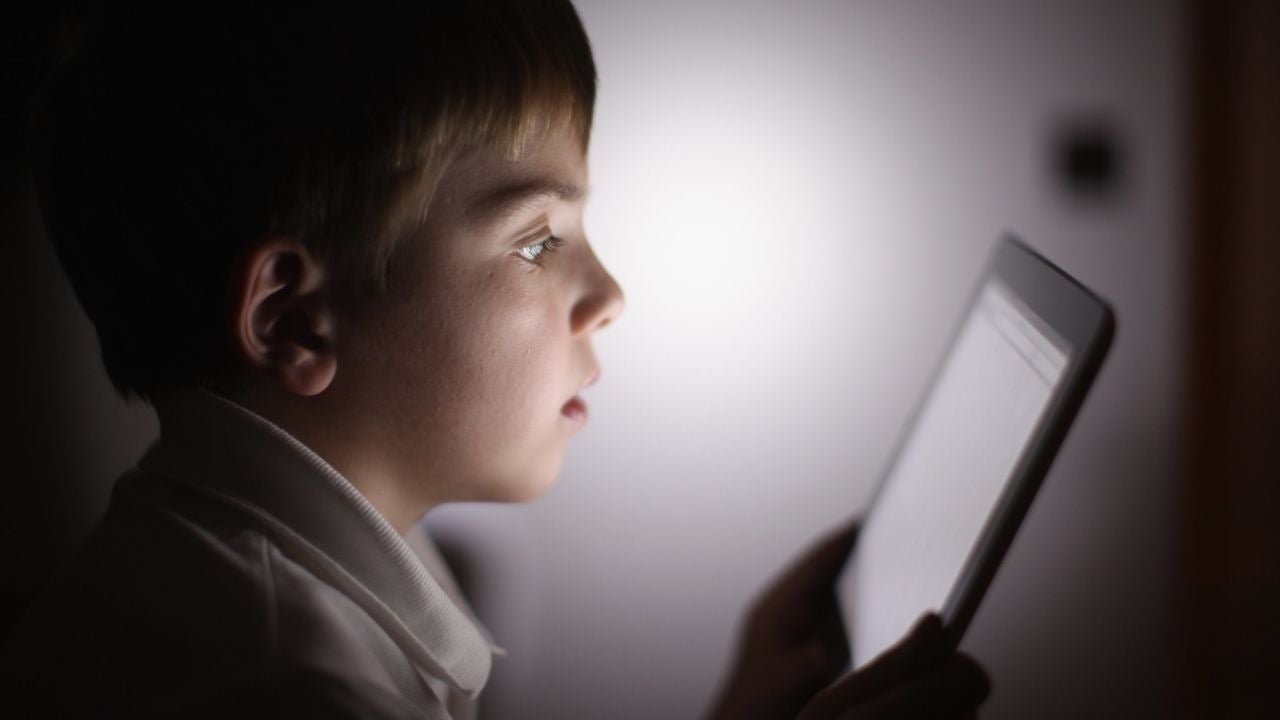 Gestionarea utilizării dispozitivelor Android de către copii: un echilibru între libertate și siguranță În era digitală, telefoanele inteligente sunt inevitabile în viața copiilor, însă părinții se confruntă adesea cu dilema: până unde pot controla și limita accesul pentru a proteja dezvoltarea lor, fără a crea tensiuni sau a le inhiba învățarea autonomiei? Soluția nu trebuie neapărat să fie complicată sau costisitoare