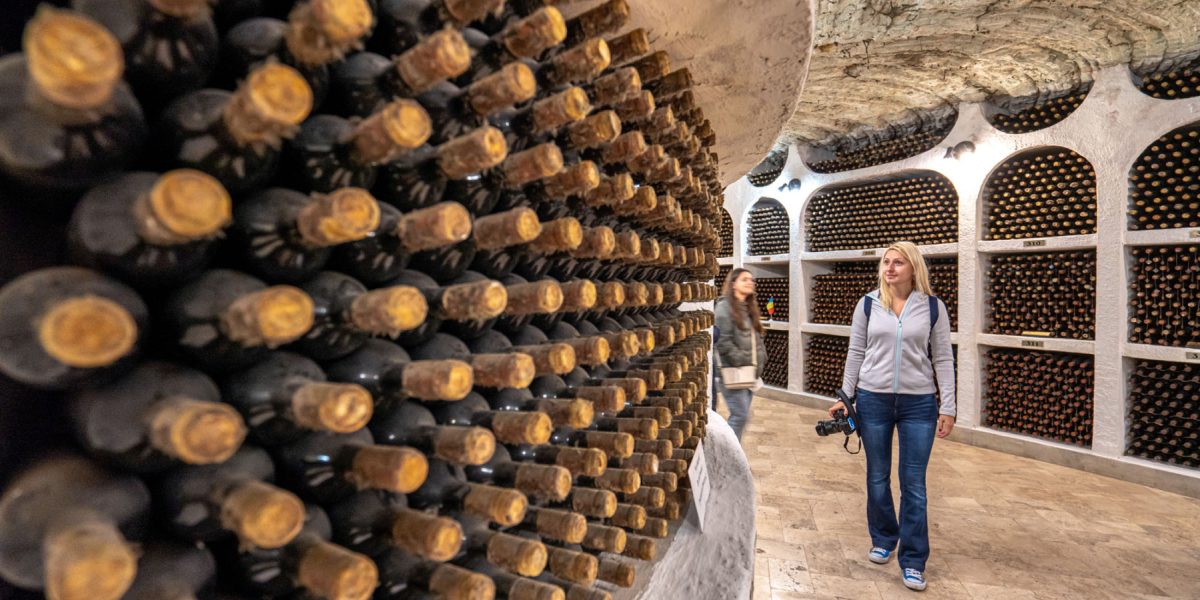 crama-moldova-sticle-cu-vin.jpg - JurnalUrban