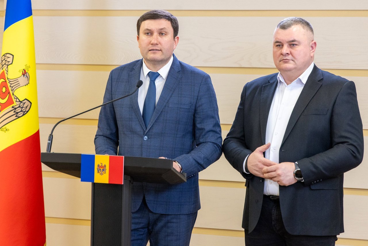 PSRM avertizează asupra stării dezastruoase a drumurilor și propune comisie de anchetă Fracțiunea Partidului Socialiștilor din Republica Moldova (PSRM) a tras un semnal de alarmă privind deteriorarea dramatică a infrastructurii rutiere, îndemnând la crearea unei comisii de anchetă pentru a investiga situația