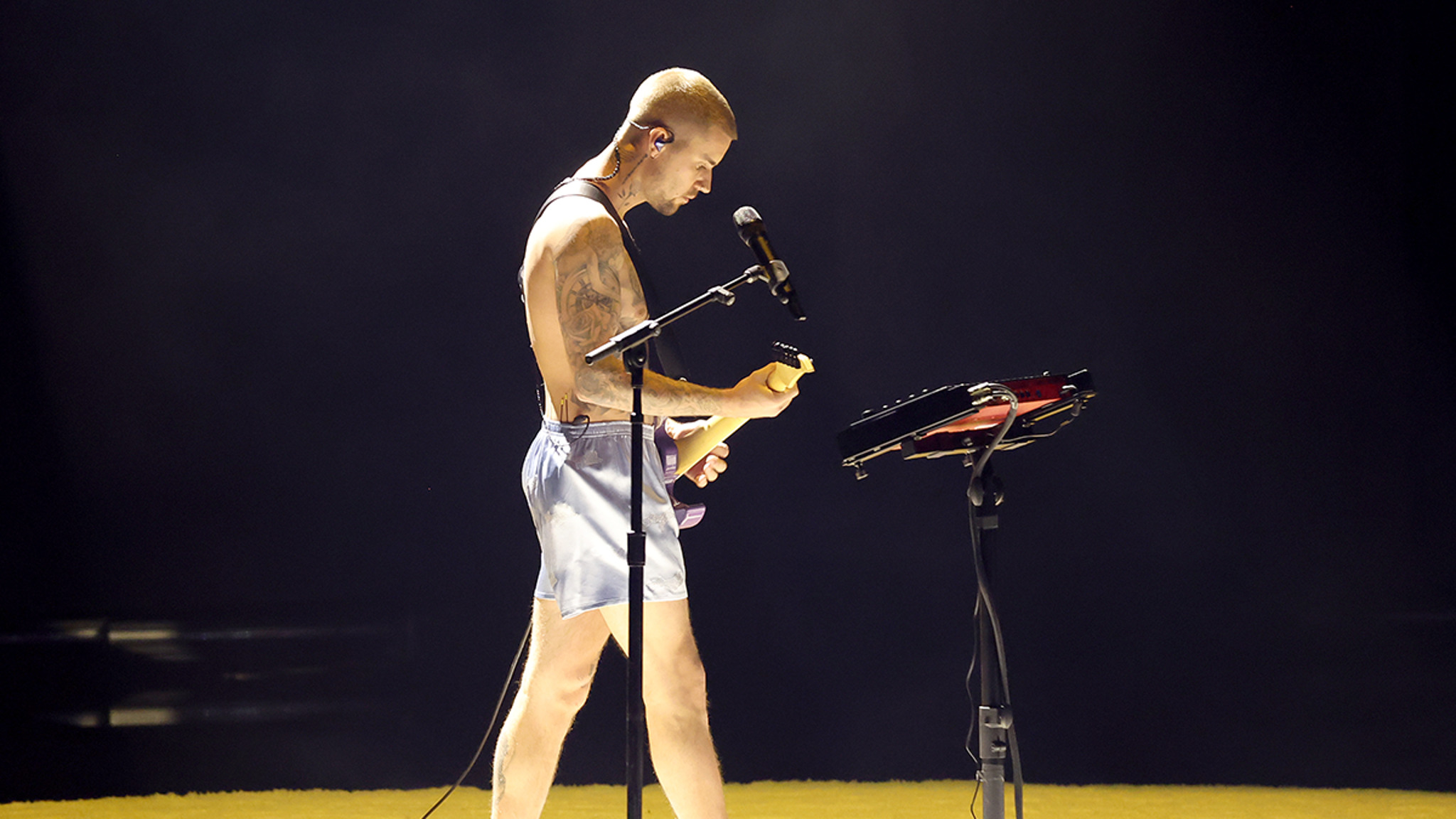 Justin Bieber surprinde la Grammy: Concert în lenjerie intimă!