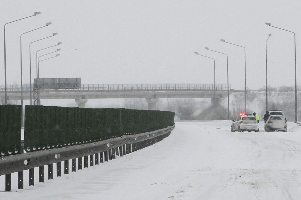 Autostrăzile și drumurile naționale din jurul Bucureștiului, esențiale pentru mobilitatea în sezonul rece, sunt deszăpezite în acest an de firme cu conexiuni politice sau fără experiență solidă în domeniu, în timp ce infrastructura critică de intervenție lipsește aproape în totalitate
